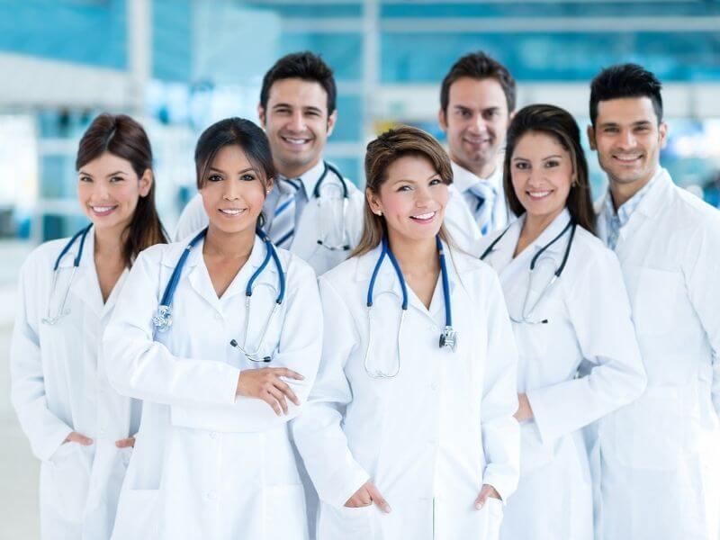 Grupo de médicos especialistas de distintas áreas, representando el directorio médico del programa Médicos a tu Lado.