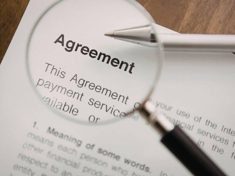 Lupa revisando documento: dónde encontrar la letra chica en la póliza Metalife Mujer de MetLife