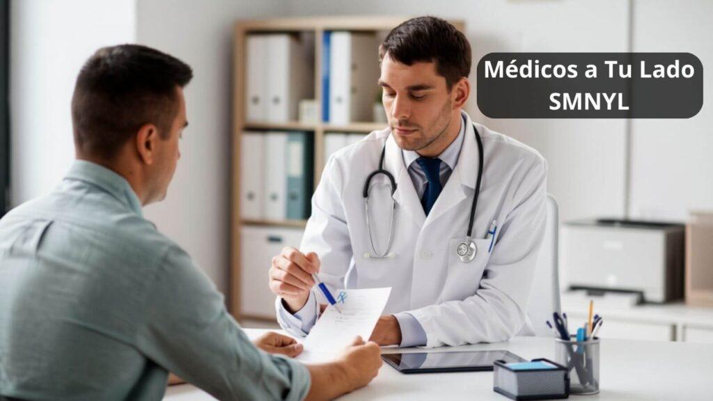 Médico en consulta con paciente (Médicos a tu Lado de Seguros Monterrey)
