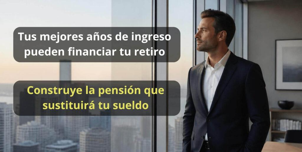 Ejecutivo frente a una vista urbana planificando un Plan Personal de Retiro para construir la pensión que sustituirá su sueldo